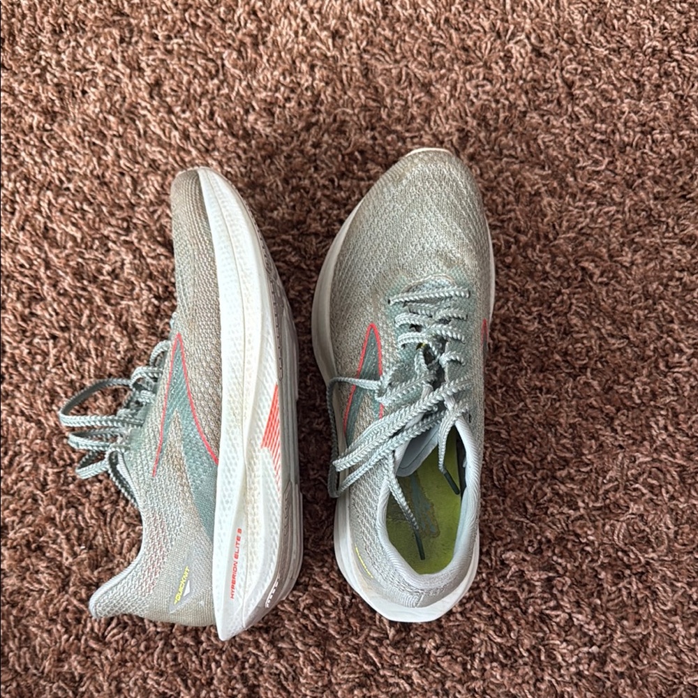 Stylish Women's Running Shoes in Light Gray